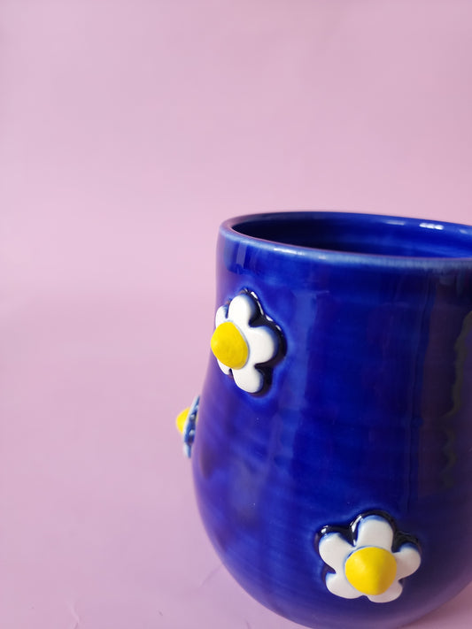Dark blue daisy mug