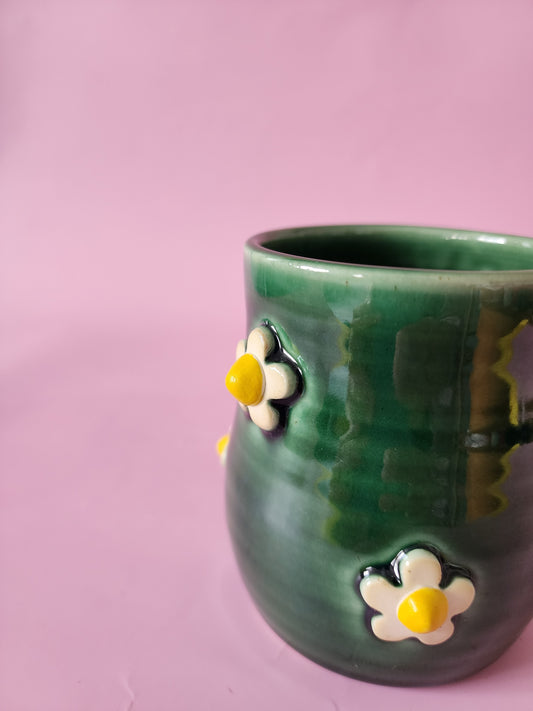 Dark green daisy mug