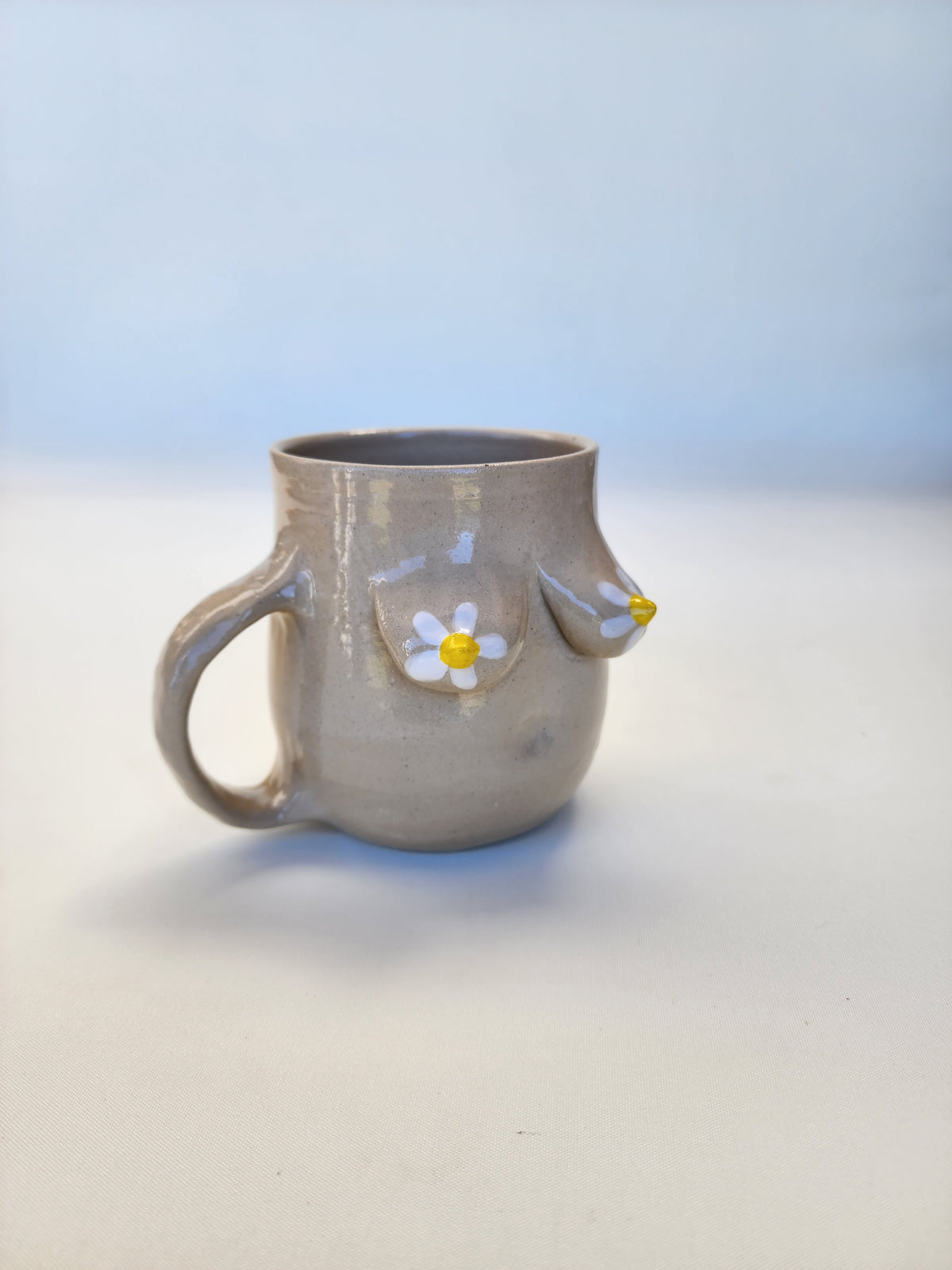Boob mug - tan + daisies