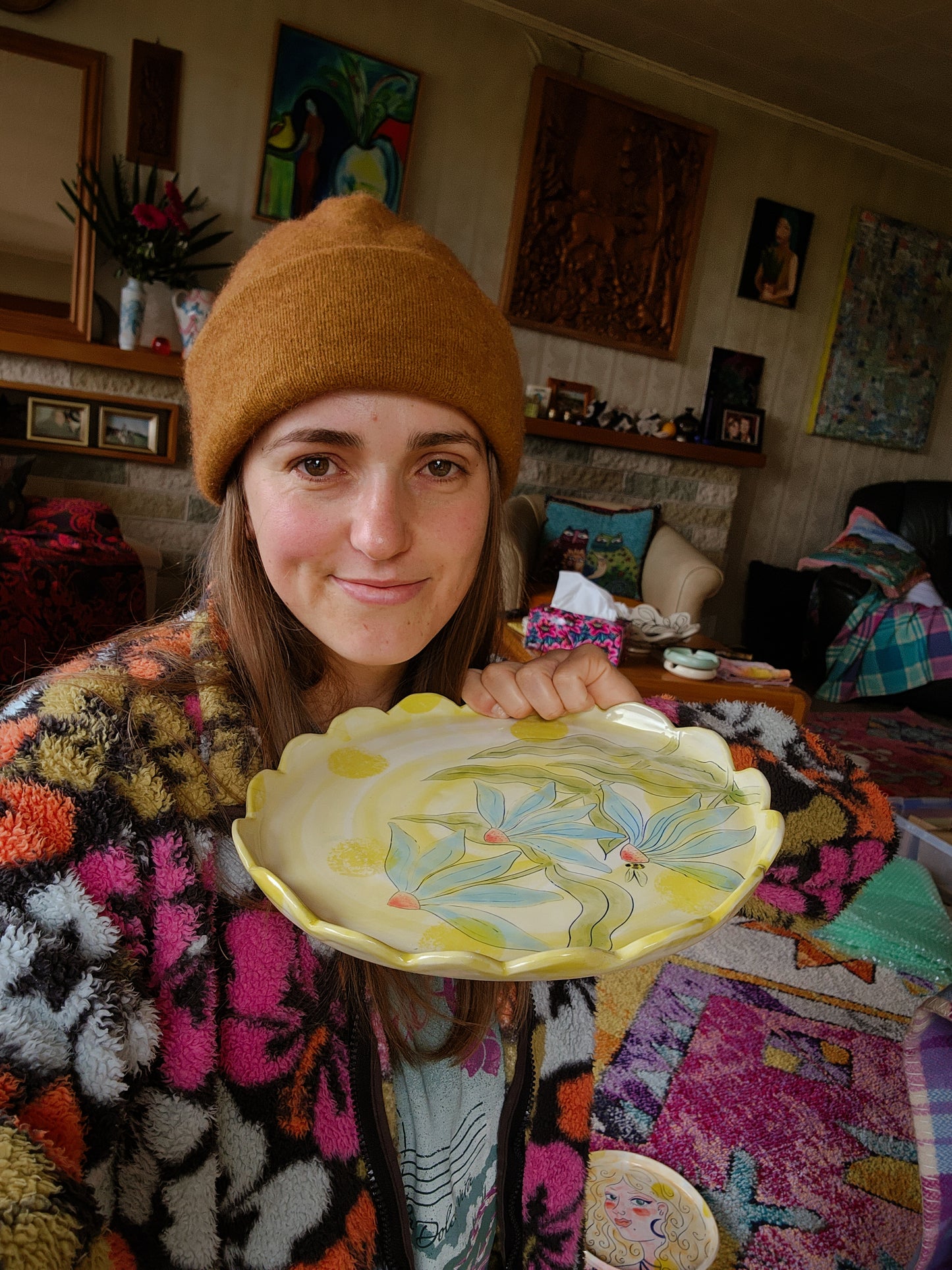 Scalloped Flower Platter with Bee