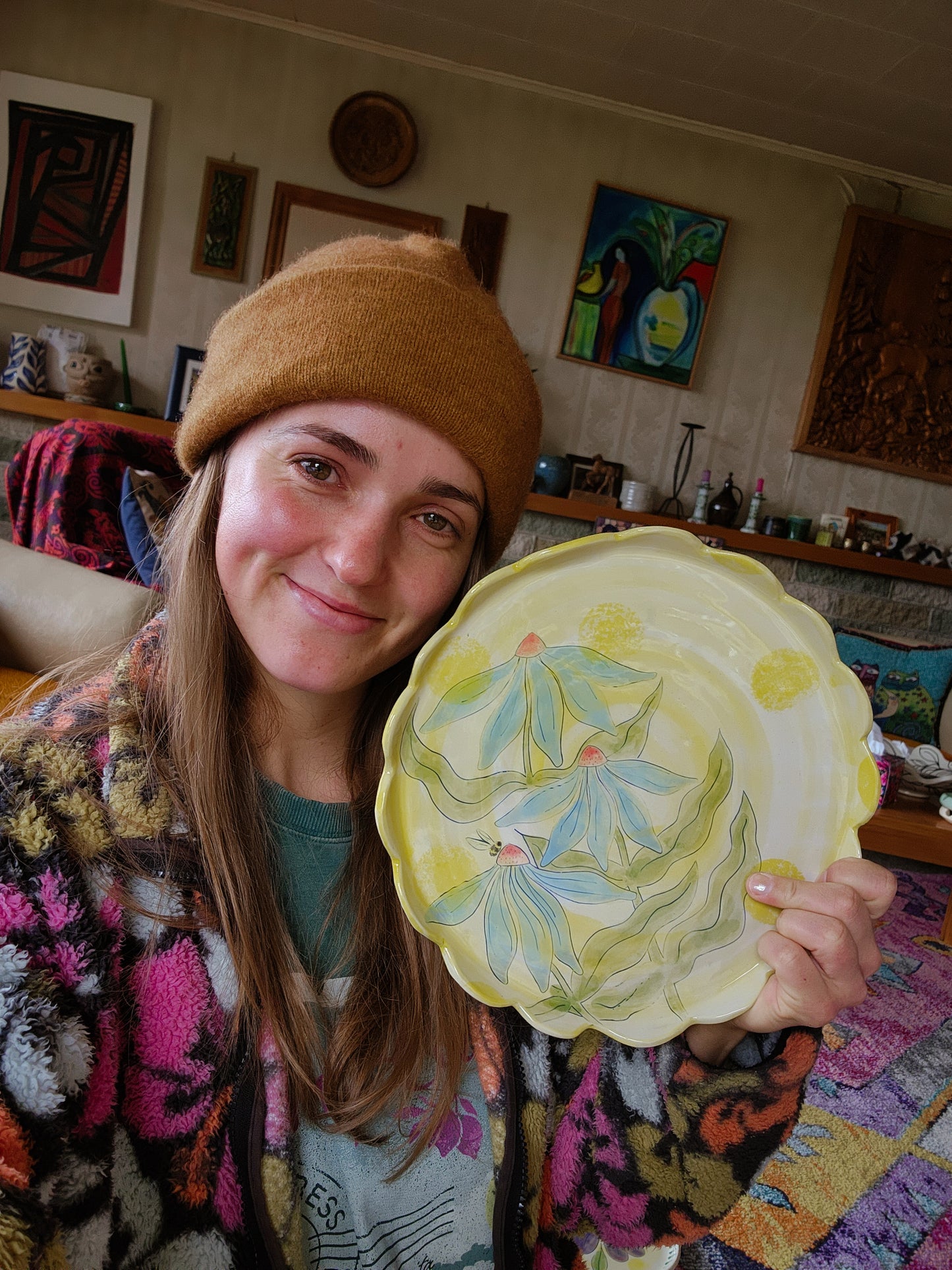 Scalloped Flower Platter with Bee