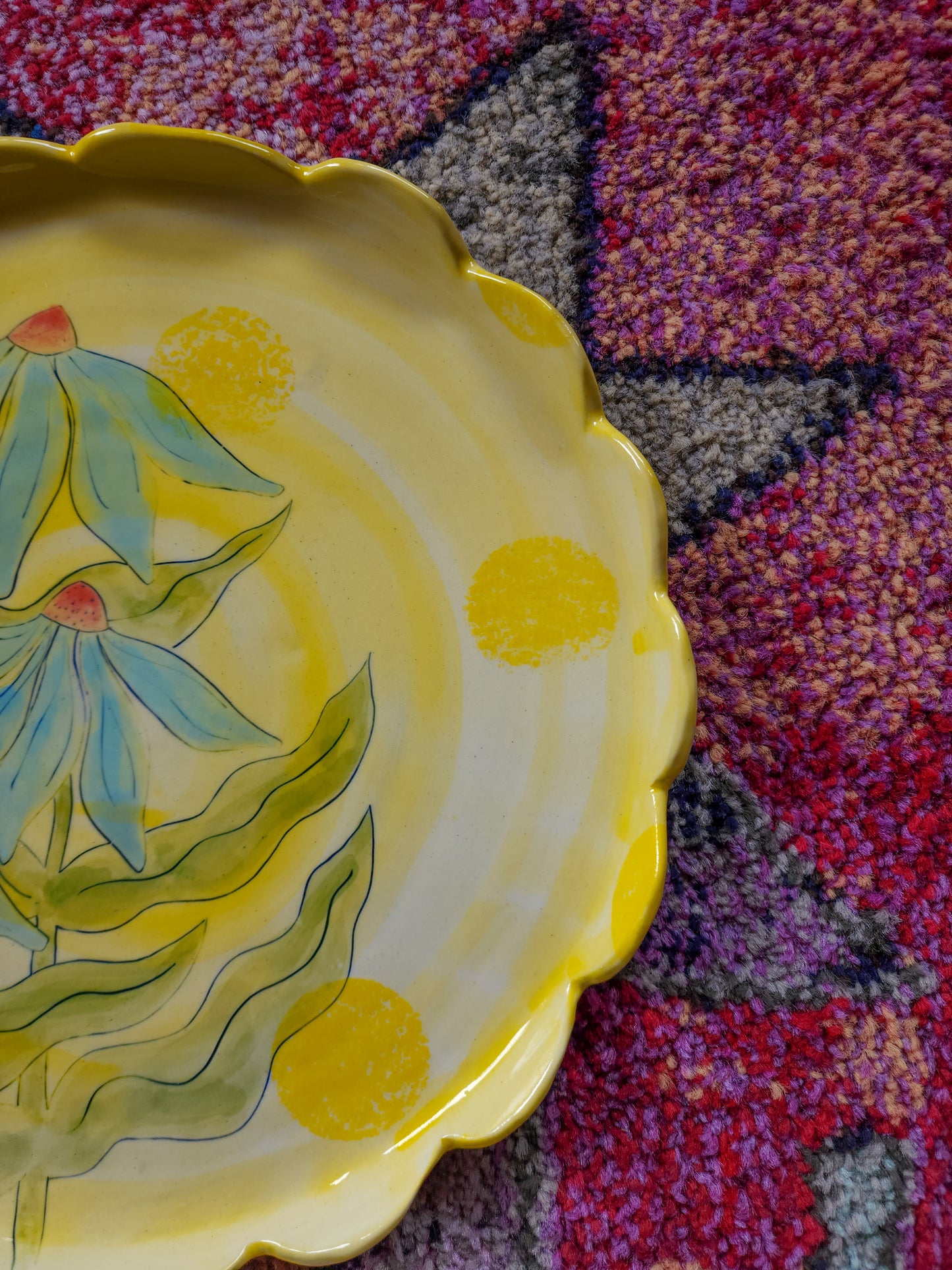 Scalloped Flower Platter with Bee