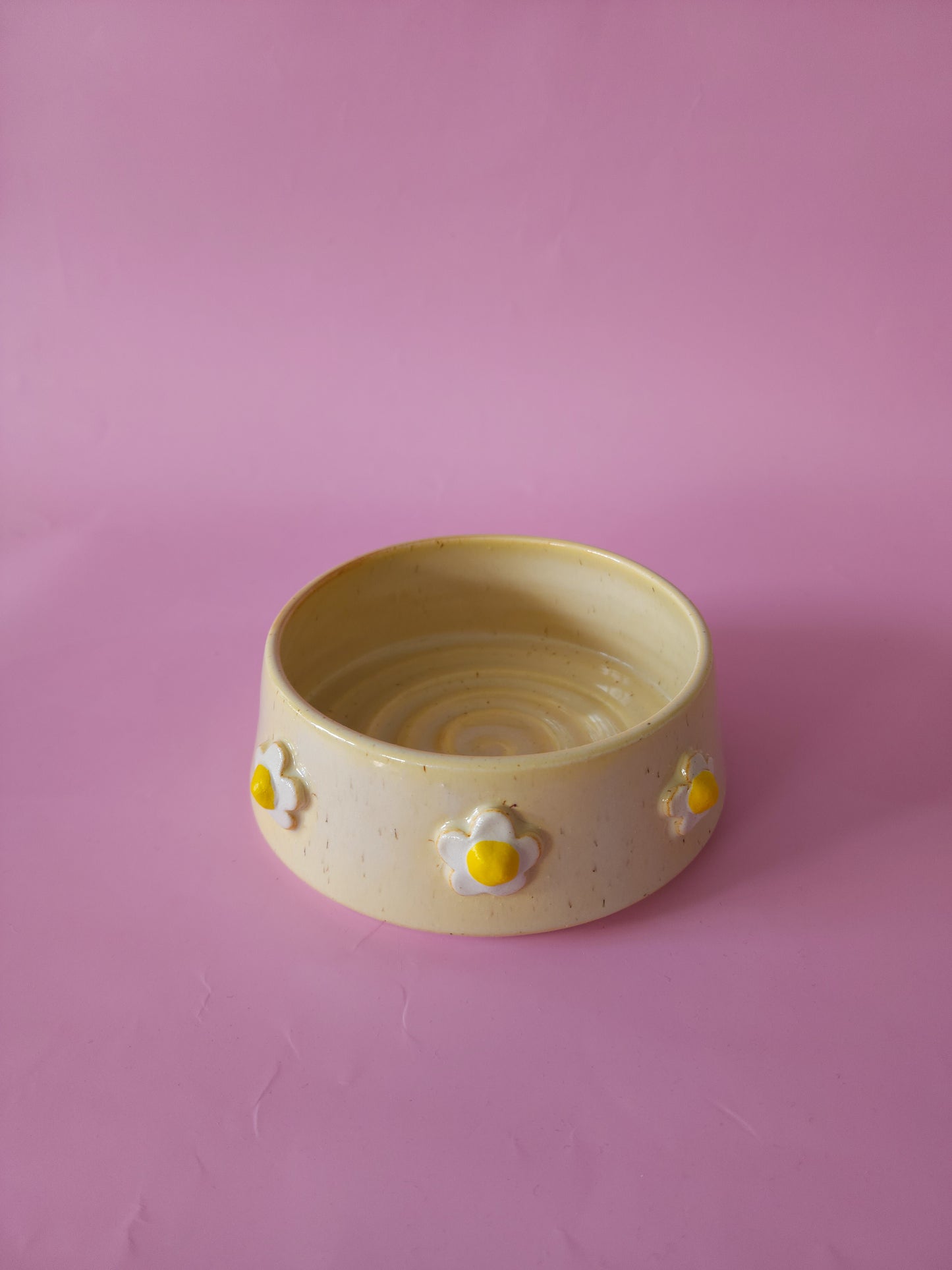 Speckled daisy dog bowl