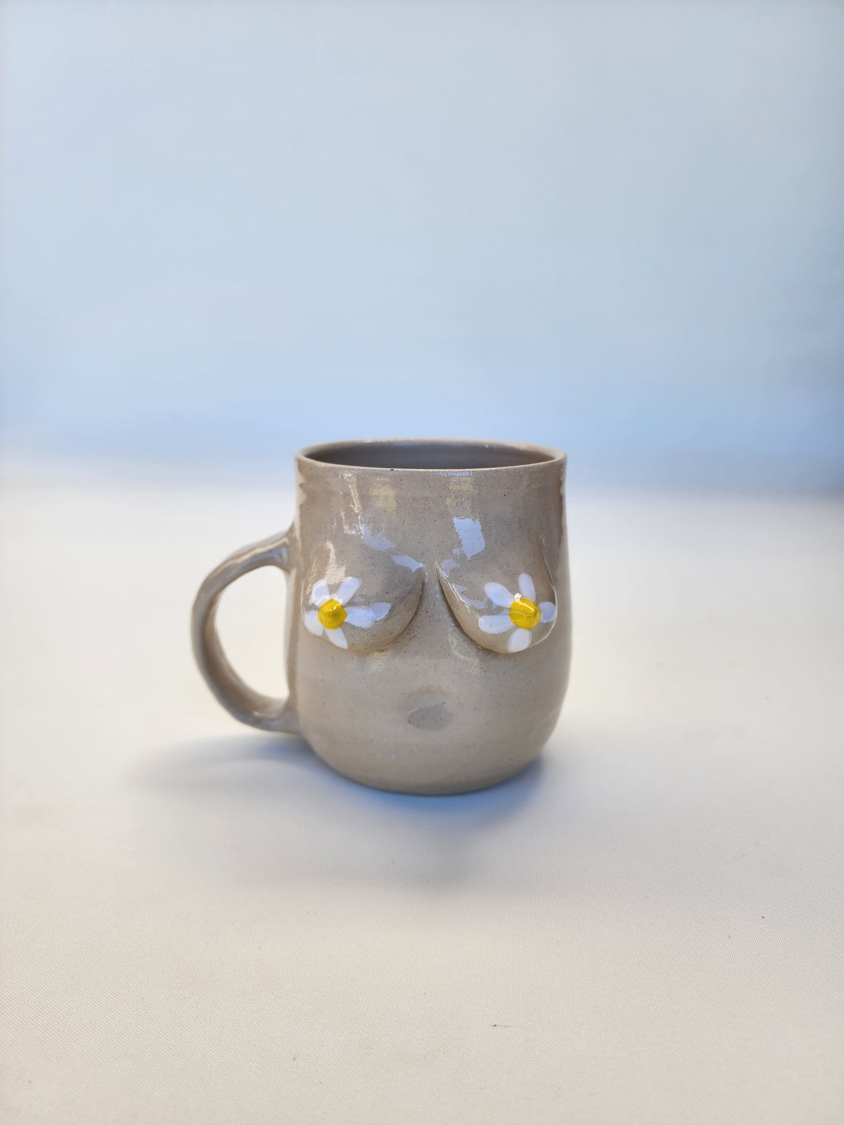 Boob mug - tan + daisies
